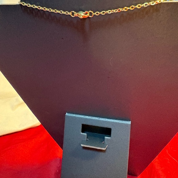 Handmade Elegant Gold flower resin Necklace - Picture 3 of 3